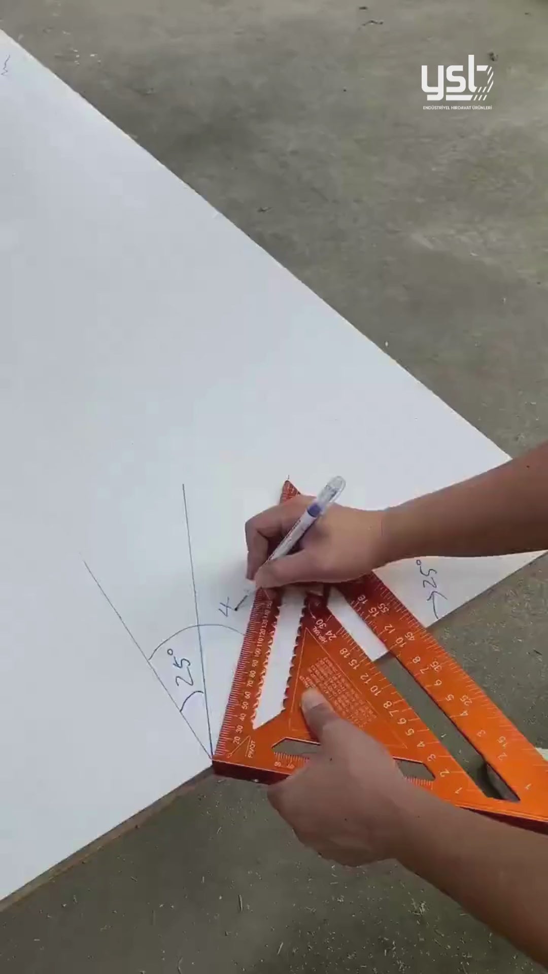 Doğru açı ölçümü için üçgen tip marangoz gönye